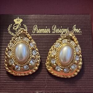 Elegant 80s Couture Faux Pearl Cabochon Teardrop Mogul-Style Gold Clip Earrings